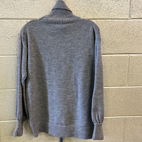 New with tags.Maison Common gray turtleneck with self colored floral embroidery - Picture 6 of 7